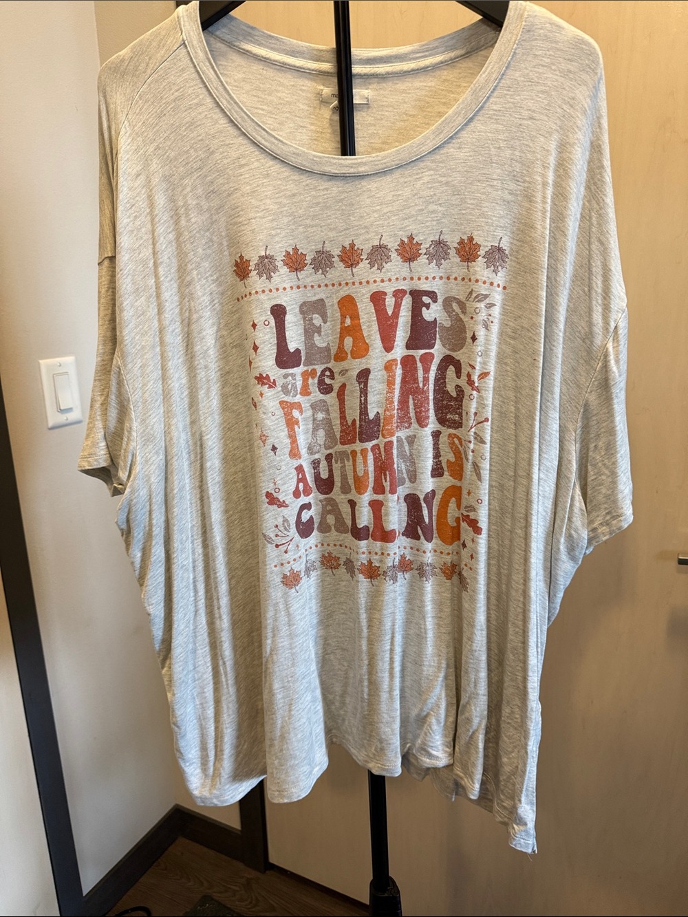 Maurices Light Gray Long Sleeve Graphic Tee - Autumn Leaves Print